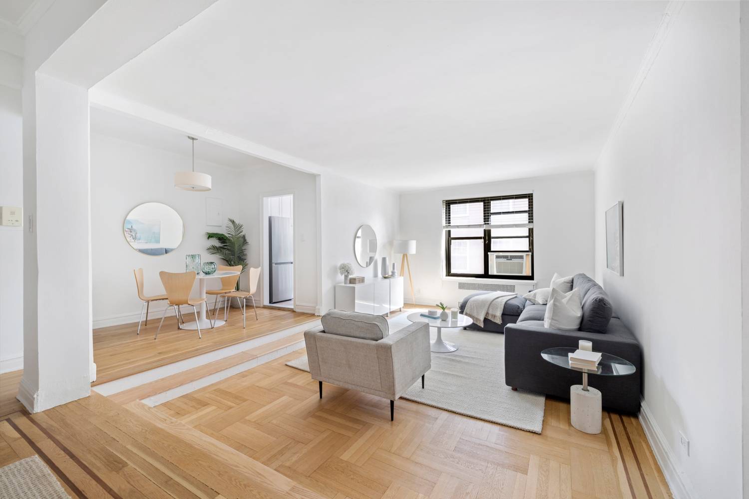 This sprawling, prewar one bedroom, one bathroom in the heart of Prospect Heights is the perfect combination of modern style and pre war elegance situated in a beautifully maintained Coop.
