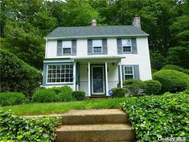 Charming Waterfront Cottage with Direct Access To Stony Brook Harbor.
