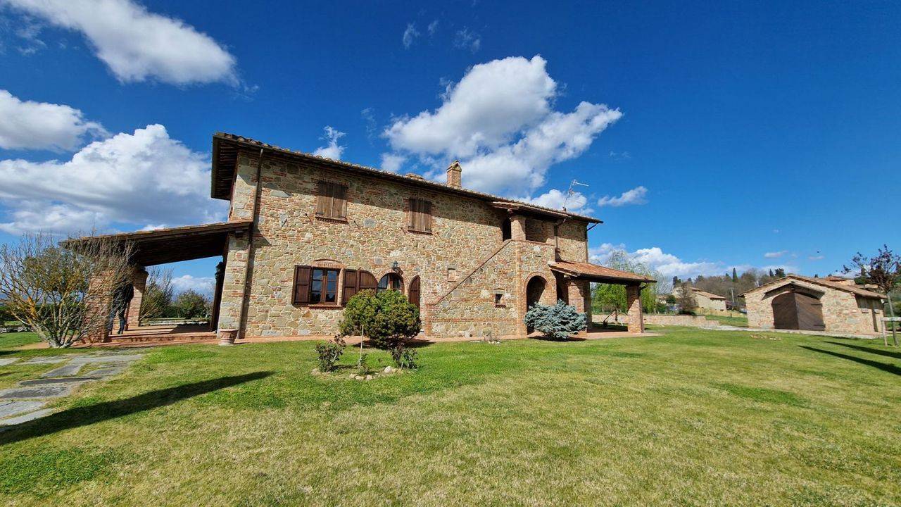 Farmhouse with land and outbuildings for sale in Tuscany, province of Arezzo with beautiful panoramic views over the town of Lucignano