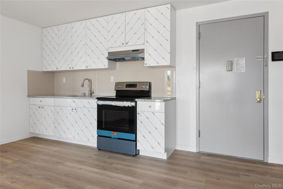 Lines are not the cabinet, they are protective plastic...cabinets are white