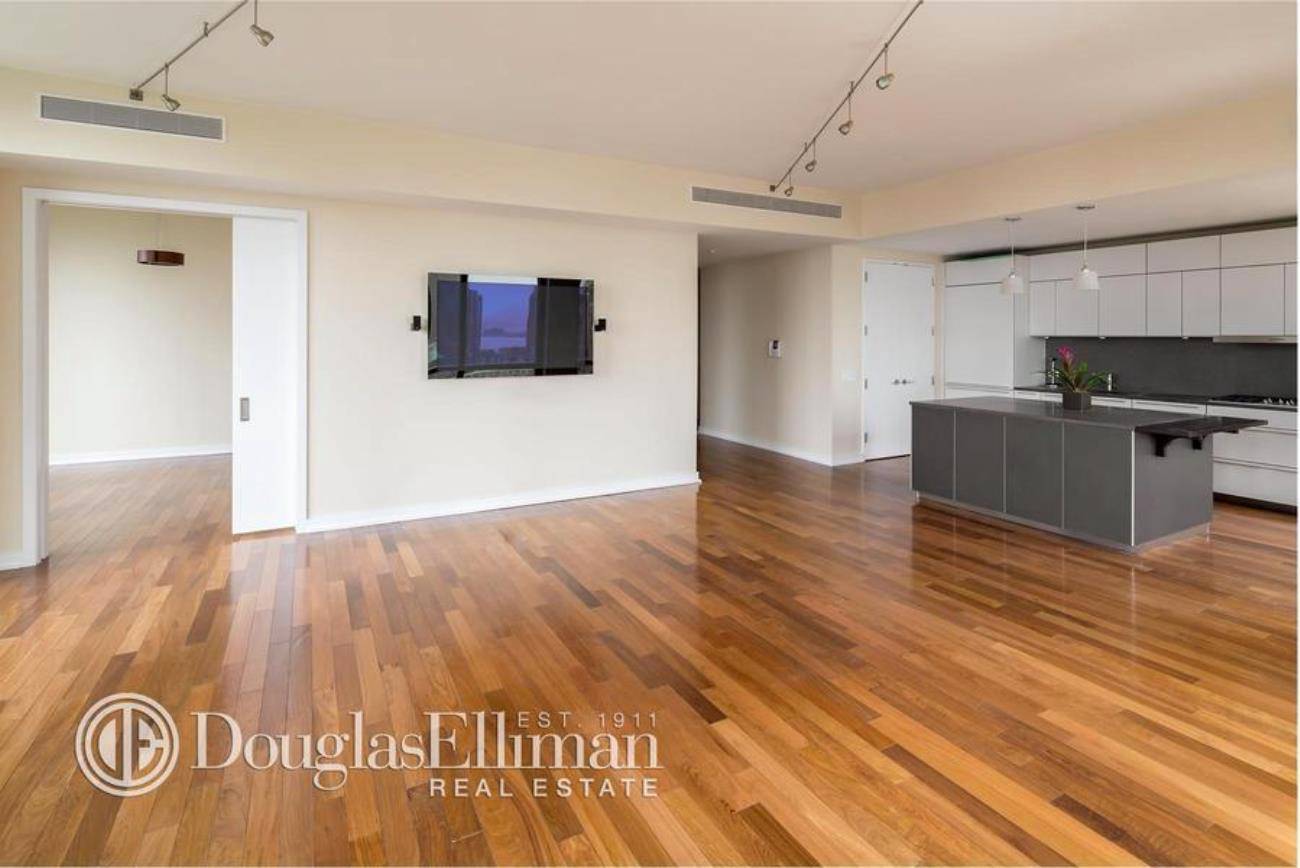 Large 3 Bedroom, 3. 5 Bathroom corner residence offers river and city skyline views from every room.