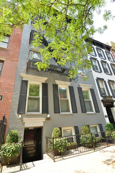 248 East 32nd Street is a rare 25 wide, five story townhouse located on one of Midtown East s finest townhouse streets.