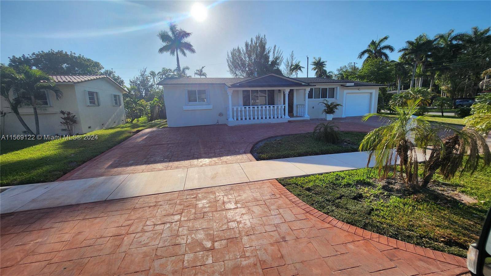 Spectacular property in excellent location with fast access to the heart of golden glades, near to the Marine and beach, space for boat and circular driveway, 3 excellent bedrooms, large ...