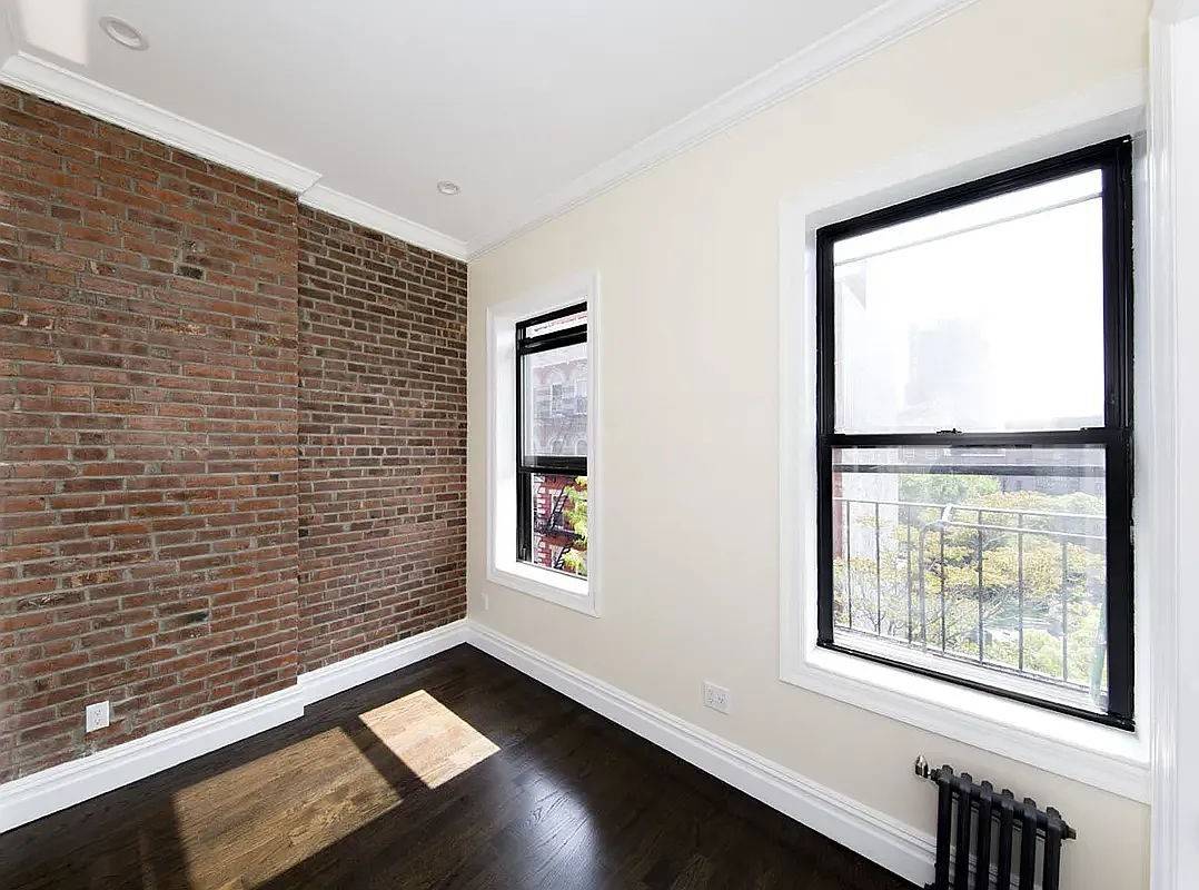 Welcome to 223 Mott ! Located in the heart of NoLita Cozy 2 Bedrooms 1 Bathroom with a combo Washer amp ; Dryer in unit.