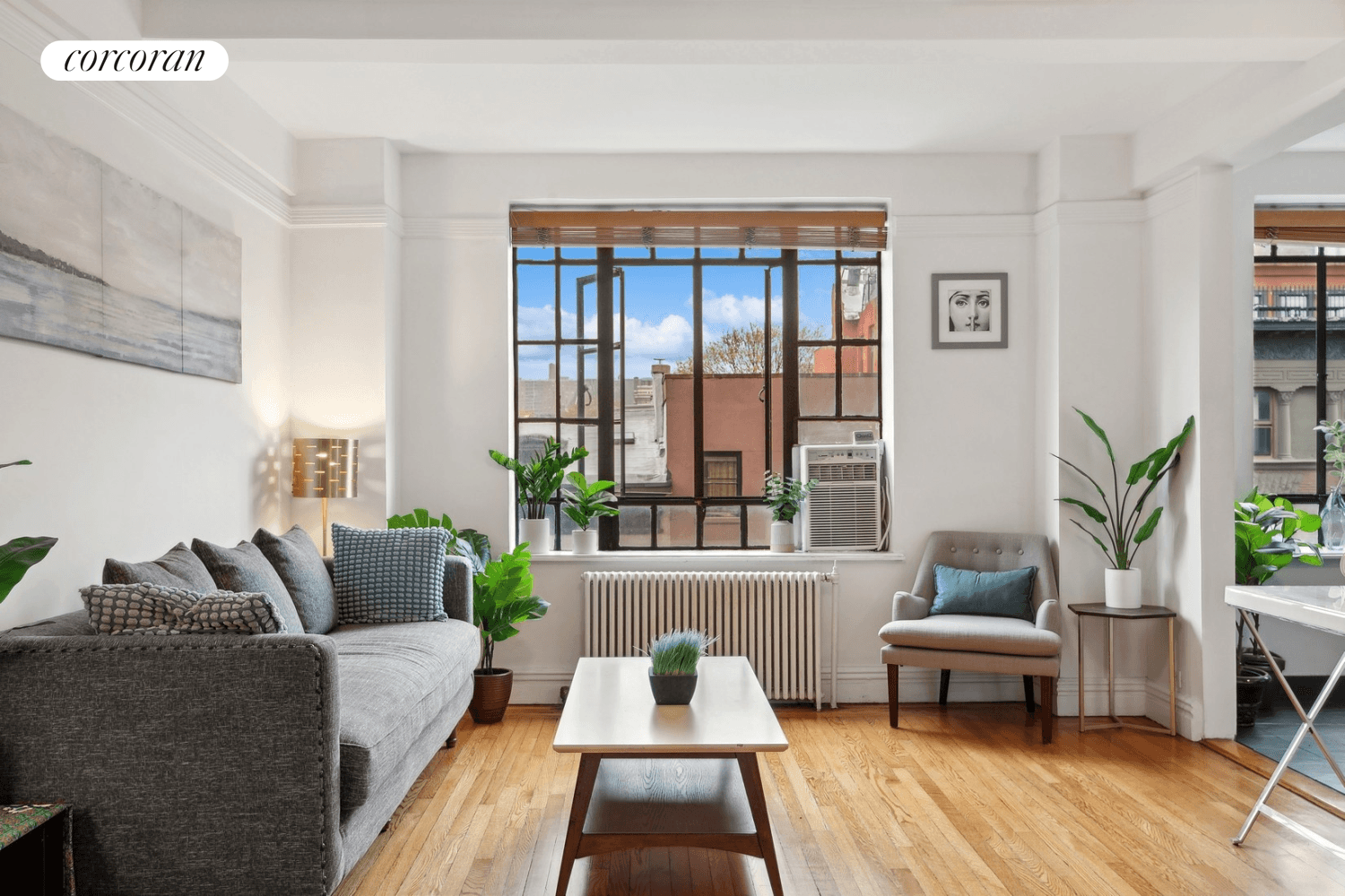 Welcome to 101 Lafayette 6i a recently renovated, extra large, luxury studio apartment located in the lovely neighborhood of Fort Greene, Brooklyn.