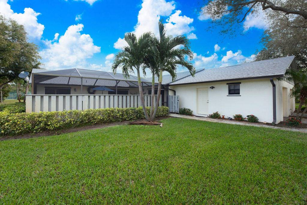 Enjoy this beautiful 2 bedrooms, 2 bathrooms, and 1 car garage villa located in The Villages of Longwood.