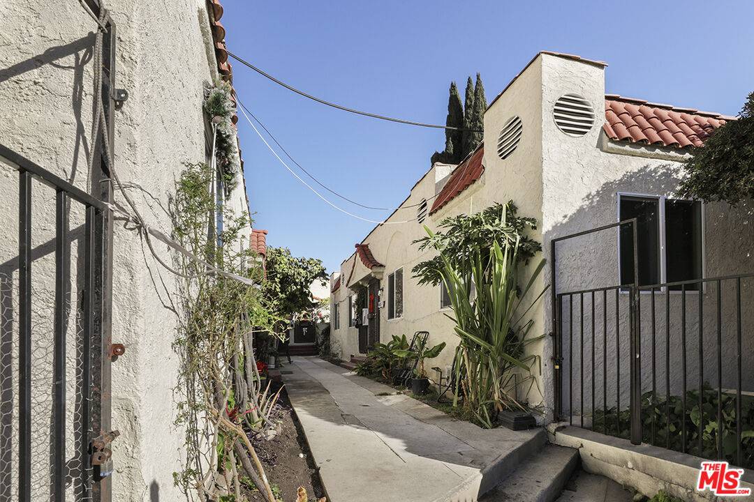 4011 Country Club Dr 12BR La