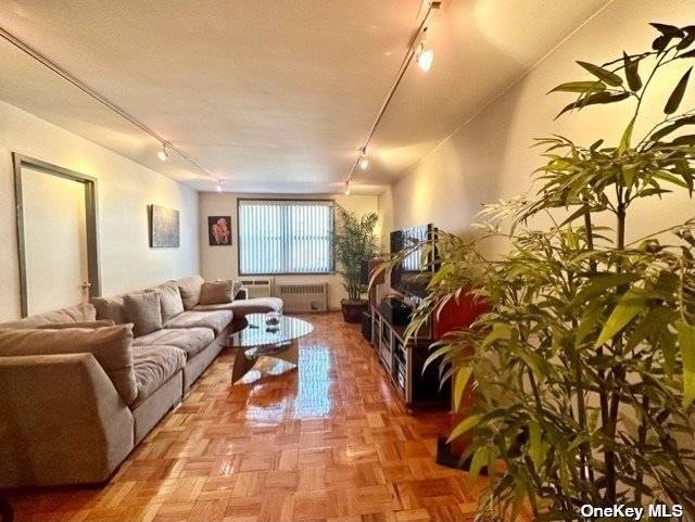 LOCATION ! LOCATION ! ! Beautiful Large Two Bed Jr4 Apartment Locate In The Heart of Downtown Flushing !