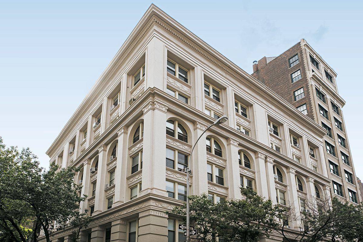 GUT RENOVATED CONDO FINISHES IN A LANDMARKED BUILDING !