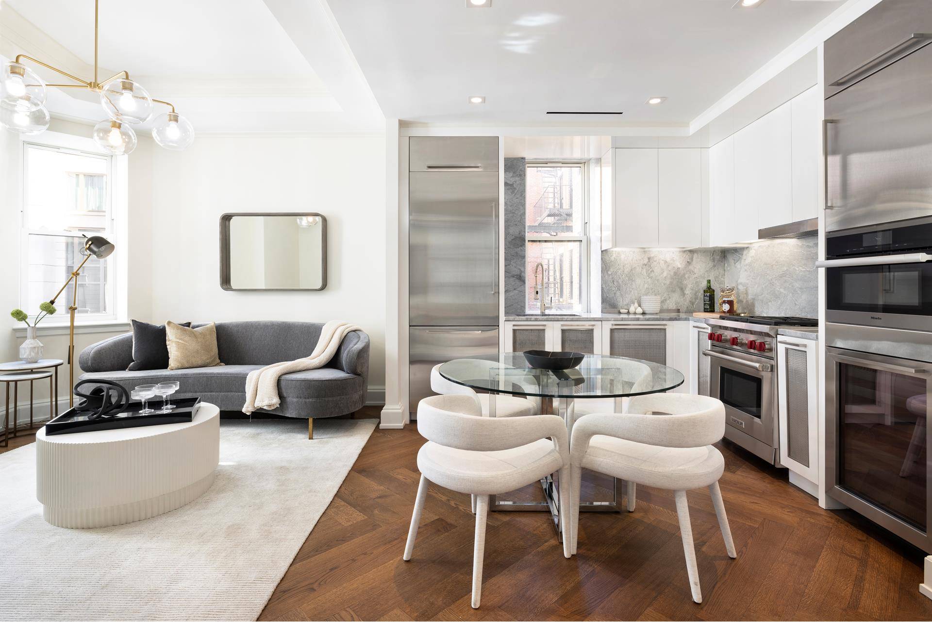 This split two bedroom, two bathroom residence is located in the amenity filled Chatsworth, a renovated and upgraded Prewar gem in Manhattan's coveted Upper West Side neighborhood.