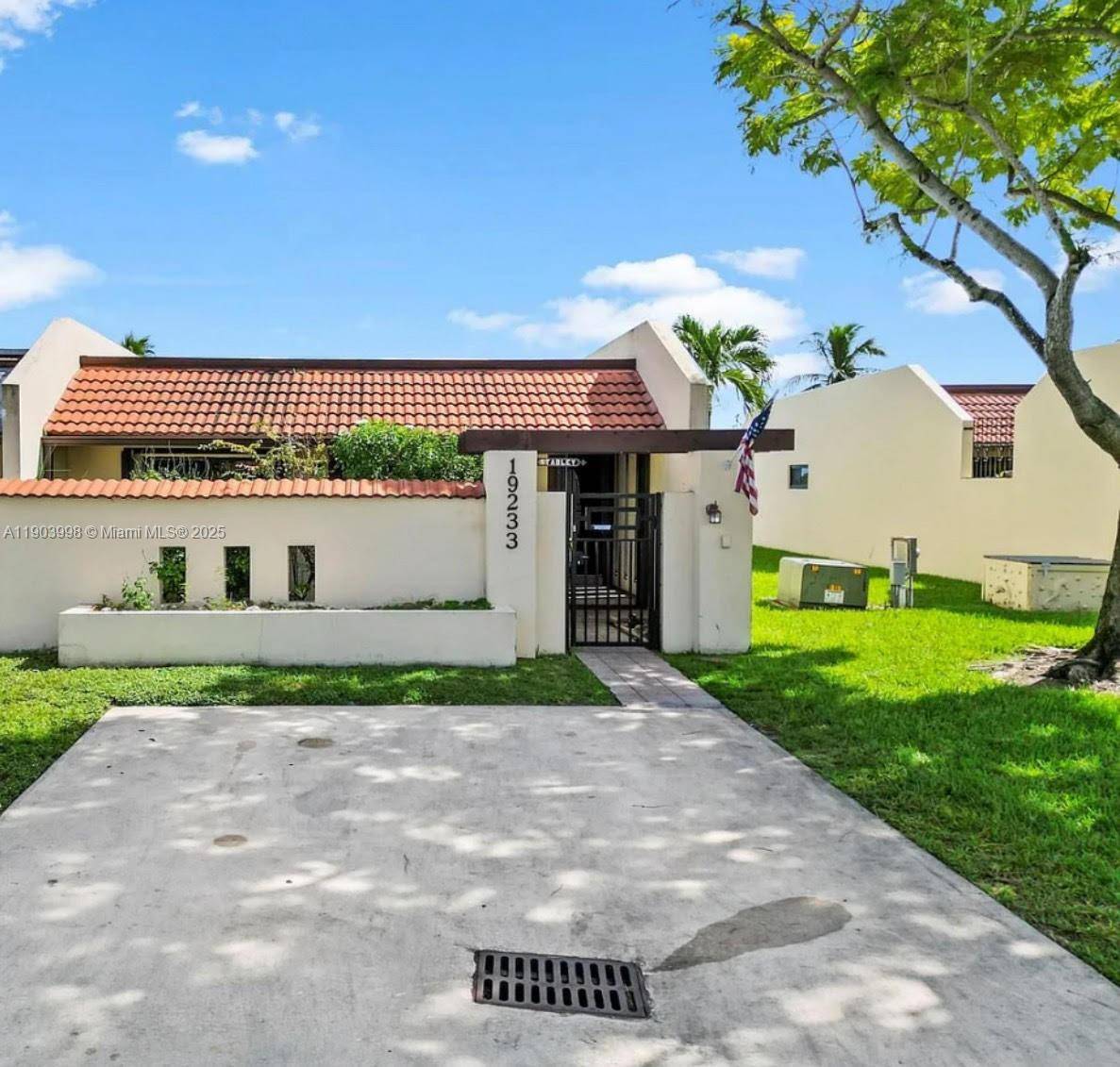 Welcome to this stunning 3 bed, 2 bath townhome in the desirable Country Lake community !