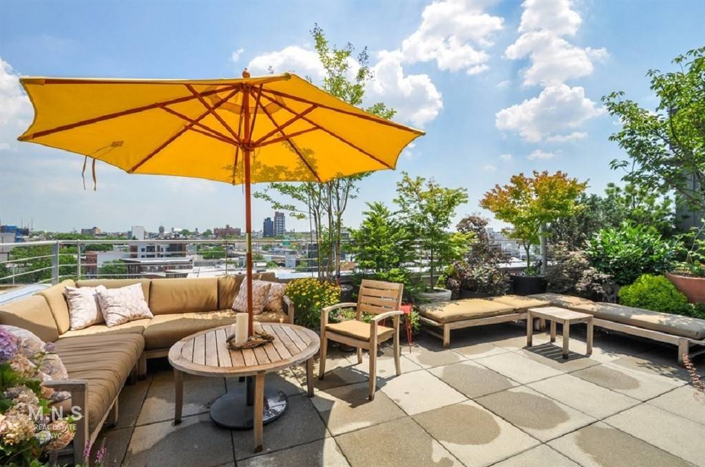 Get ready to enjoy the summer on a 538sf private deck 30 minutes to Grand Central Station on the G Train and McCarren Park as your backyard.
