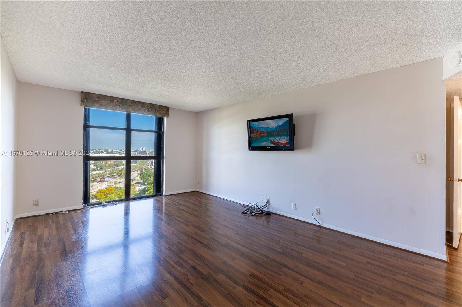 These 2 bedrooms and 2 bathrooms offer breathtaking views.