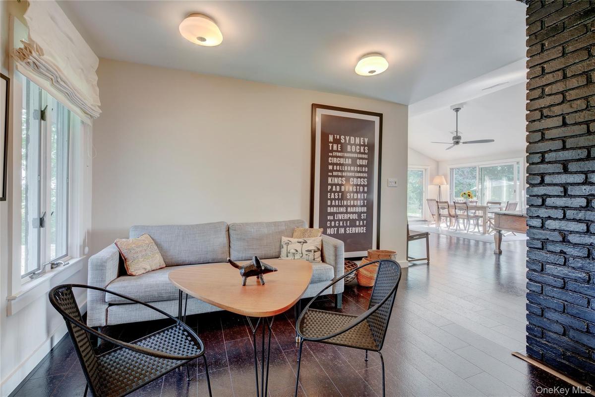 entry/sitting room