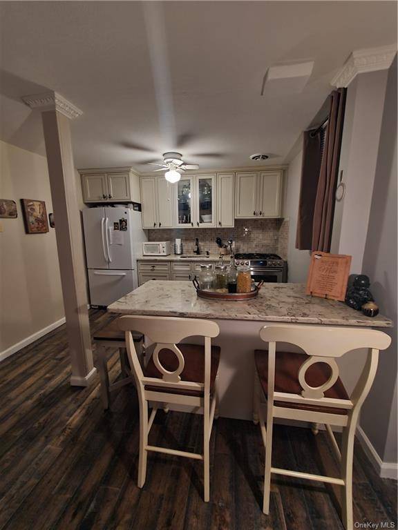 This beautiful, large one bedroom end unit with updated flooring throughout and renovated kitchen is one you won't want to miss.