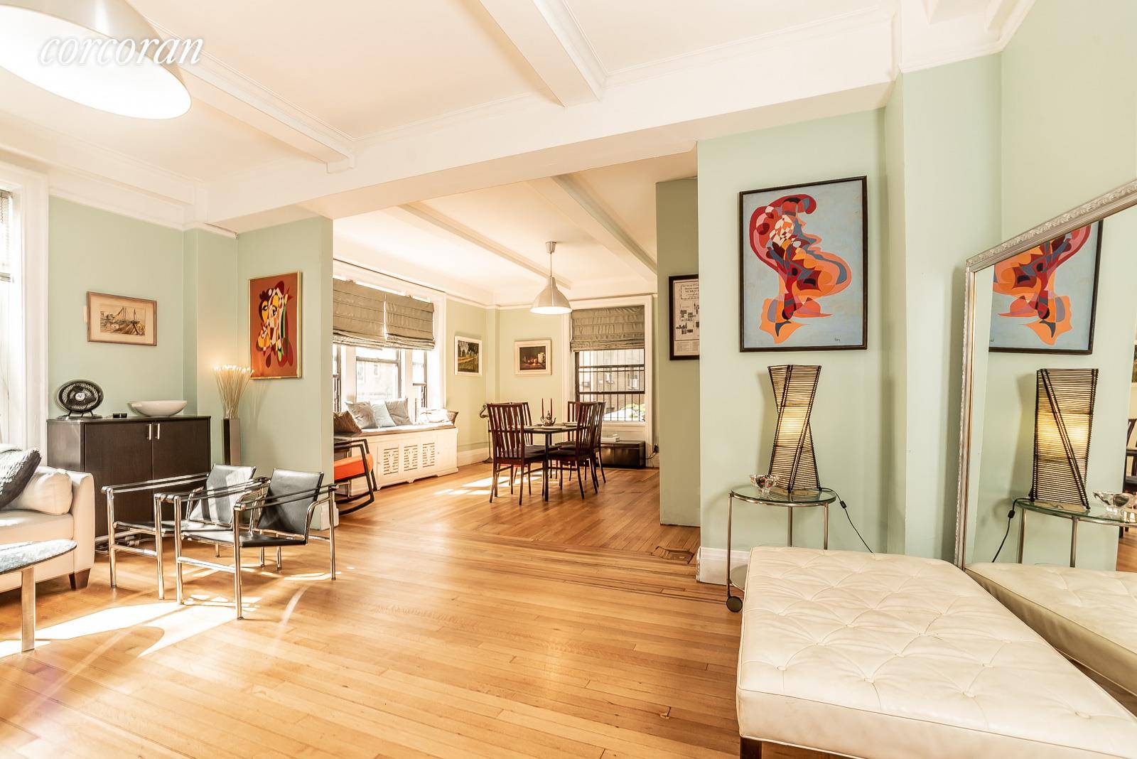 Welcome to this quiet Classic 6 in the heart of Murray Hill.
