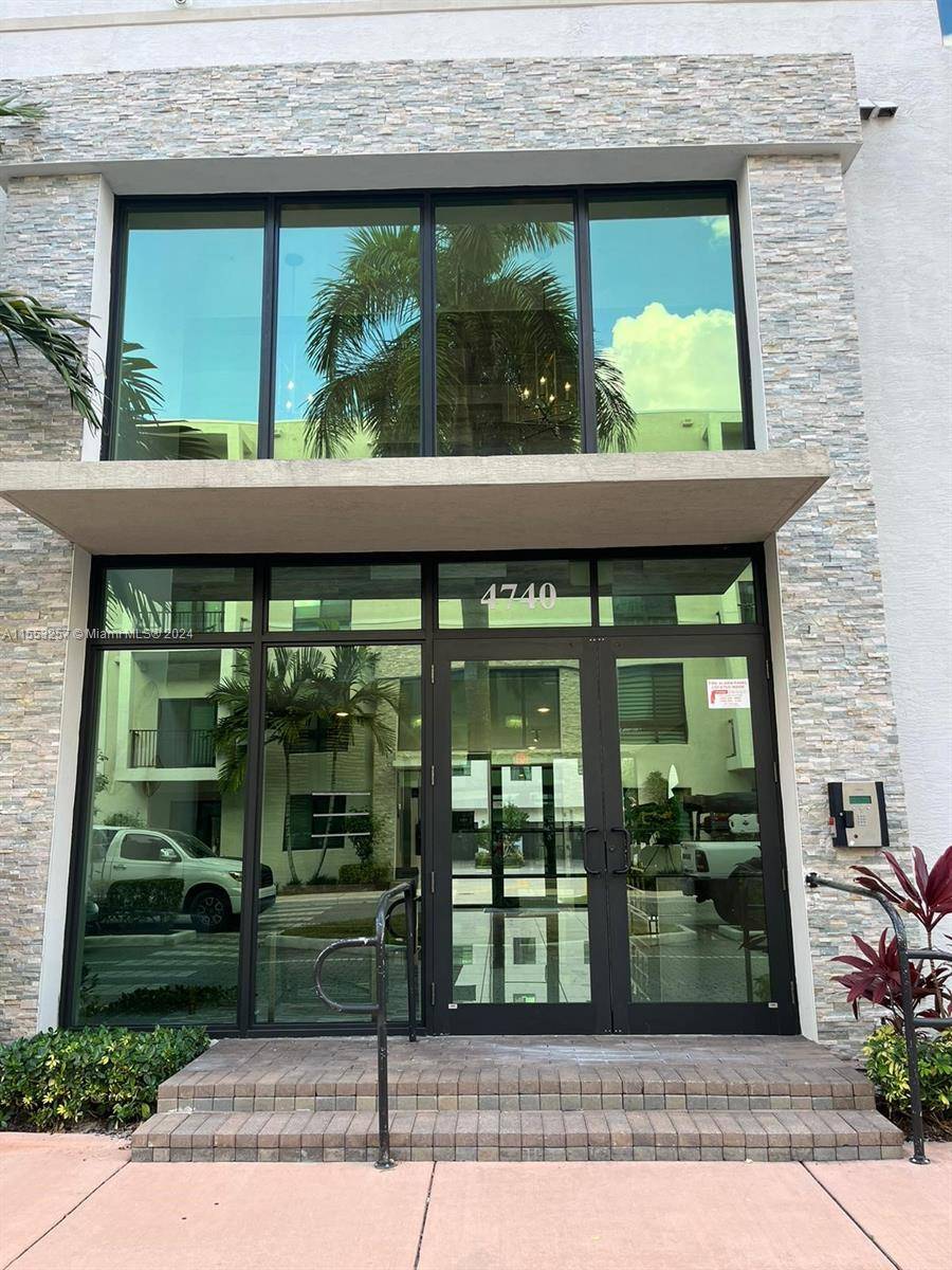 Beautiful community in Downtown Doral, unit located on the top floor 4th floor corner unit, walking distance to restaurants, stores.