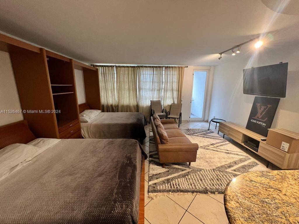 Very comfortable Studio with balcony at Decoplage Condo, in the heart of South Beach, across the Ritz Carlton Hotel and ready to move in.