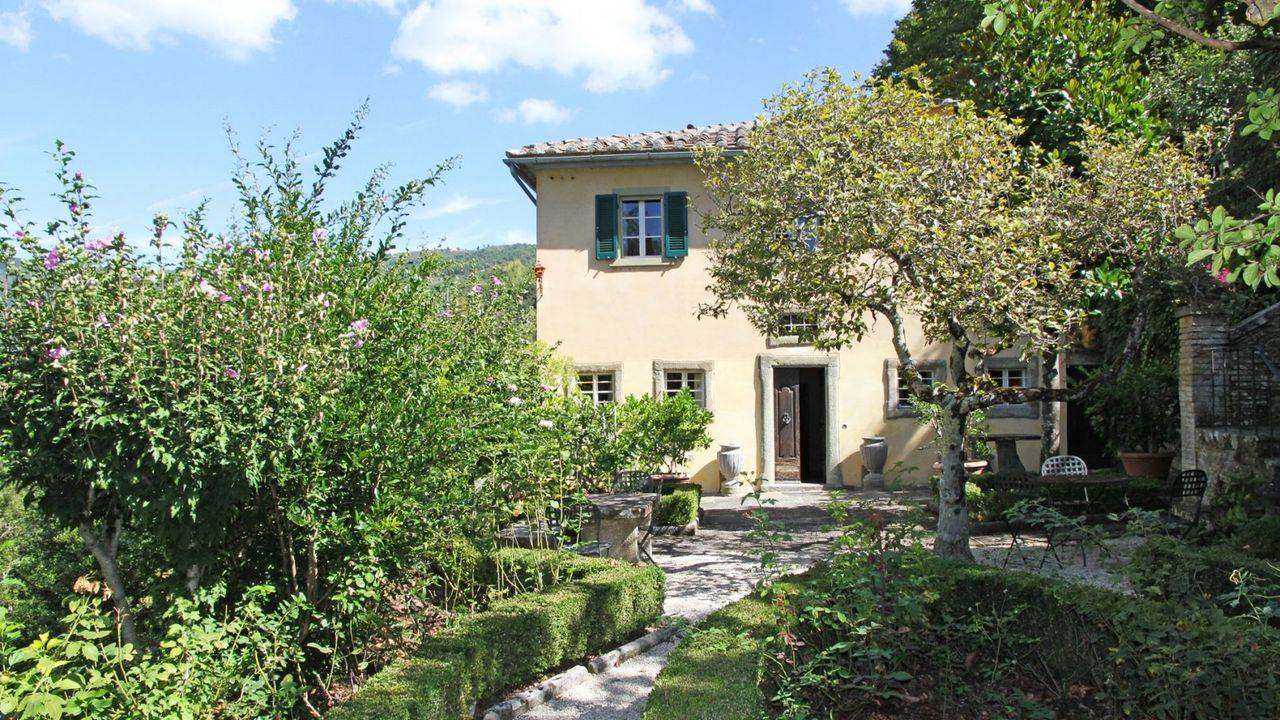 Cortona Luxury property for sale. Ancient Tuscan villa frescoed with lemon conservatory, swimming pool park, roman fountain, chapel, panoramic positio