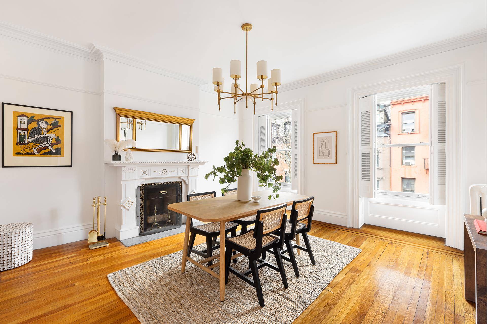 Welcome to this charming coop apartment nestled in the heart of Brooklyn Heights.