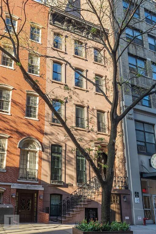 RARE OPPORTUNITY FLATIRON TOWNHOUSE INVESTOR FRIENDLY49 West 16th Street is a 20 foot wide 5 unit Brownstone in the heart of the Flatiron District.
