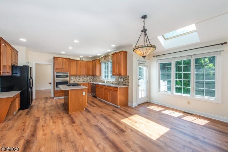 BREAKFAST AREA & KITCHEN