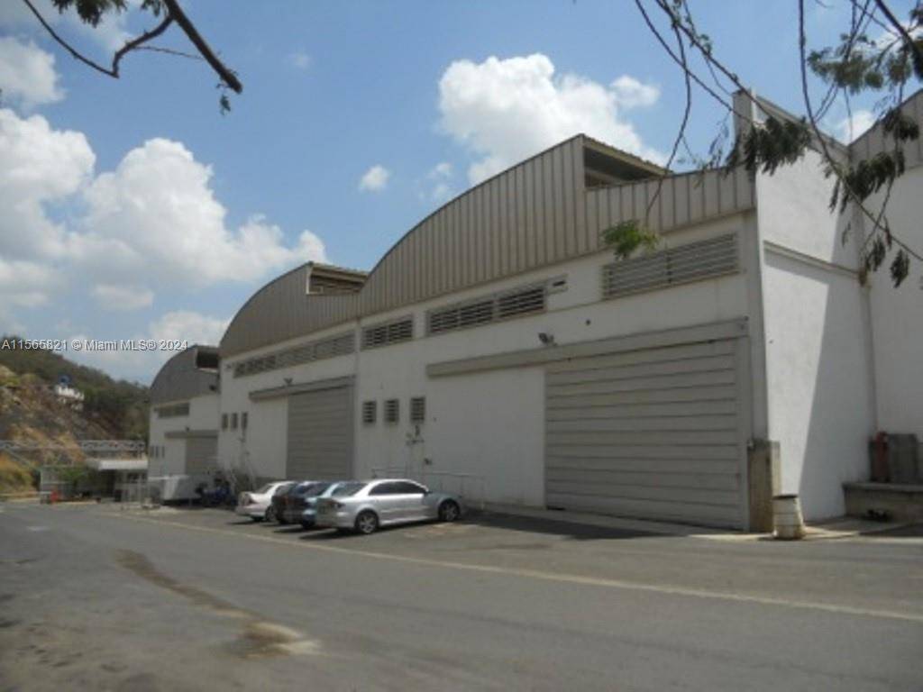 Exclusive opportunity to purchase functional warehouse of 43, 303 SF 4, 023 M2 of construction, year 2016, located within a Private Industrial Park in the Southeast of Caracas, in the ...