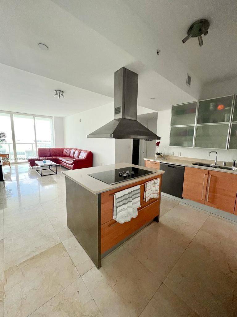 Spectacular furnished apartment with great views in the heart of Brickell.