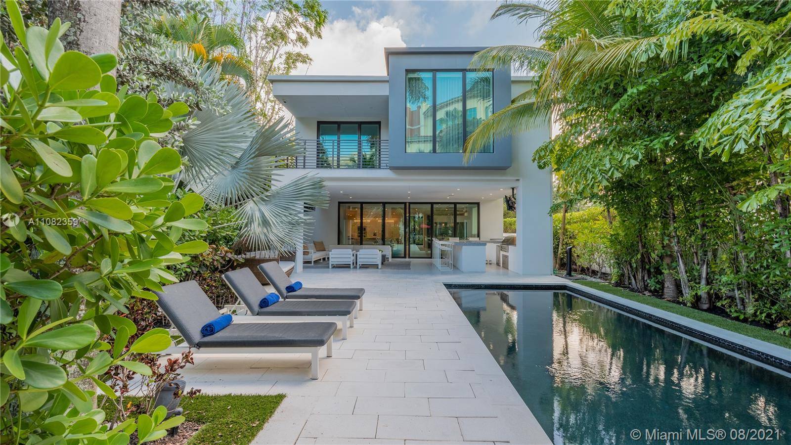 ULTRA MODERN WATERFRONT VILLA WITH THE FINEST RESTAURANTS AND SHOPS AT YOUR DOORSTEP.