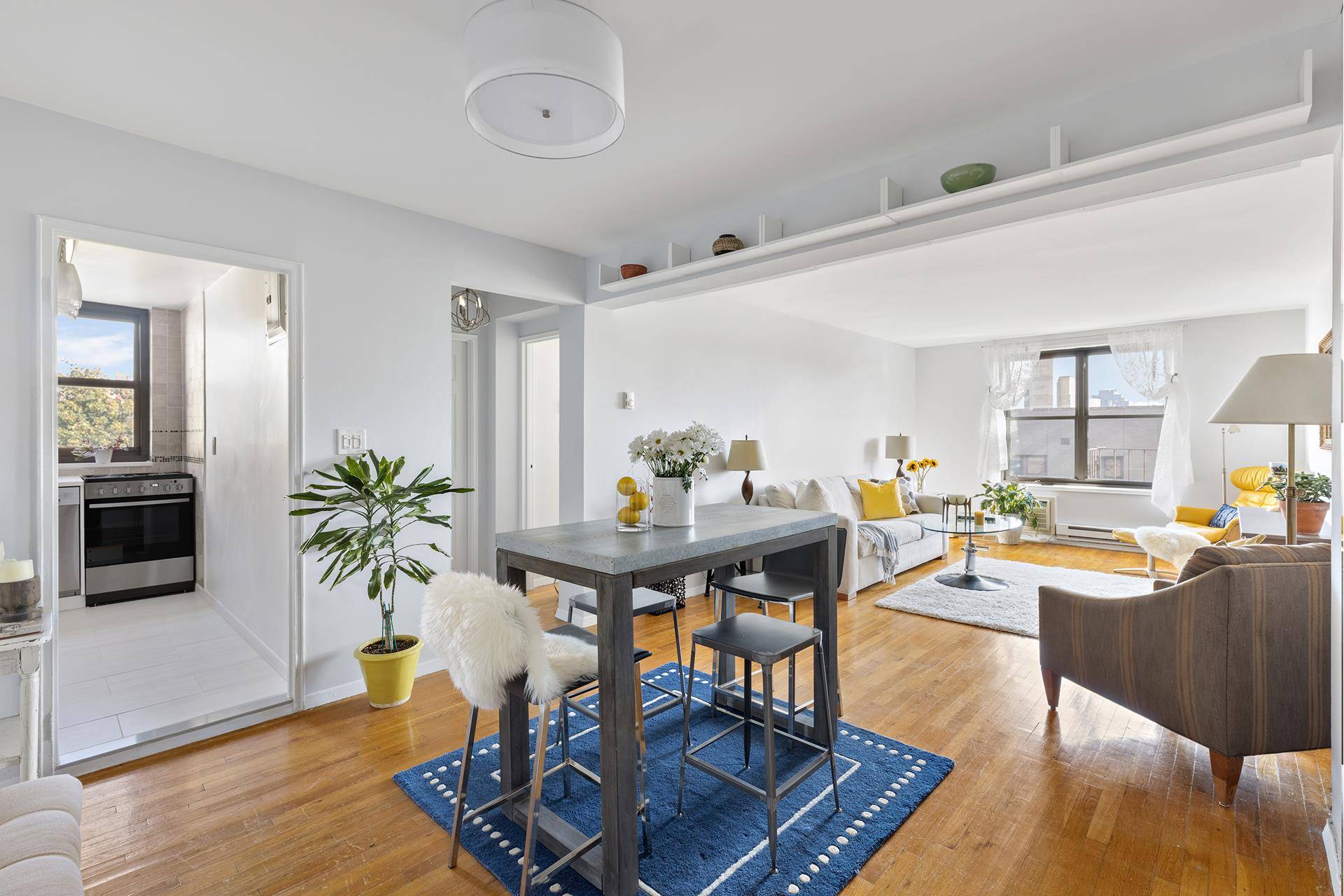 Perched on a high floor tastefully renovated this spacious one bedroom sanctuary has expansive unobstructed open sky views, leafy treetops below with streaming sunlight all day long.