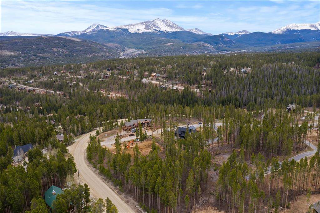 This beautiful homesite in the prestigious Barton Reserve neighborhood sits on almost an acre with a large building envelope.