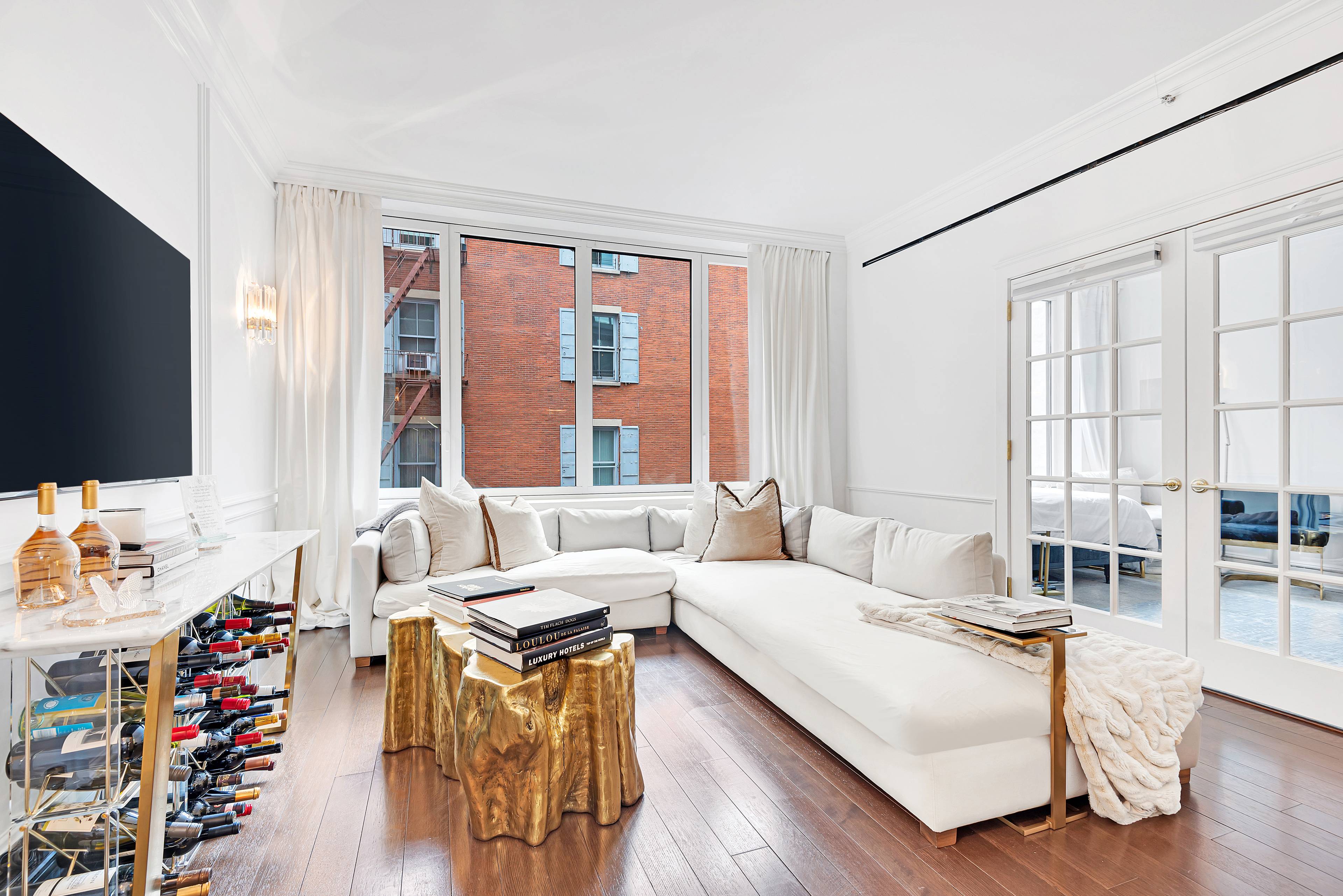 Bespoke Franklin Place Residence Exceptionally located on a quaint, coveted alley in Tribeca, luxurious living abounds in this three bedroom residence, from seamlessly designed modern interiors with sumptuous finishes to ...