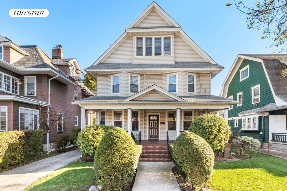 Tucked in the northern part of Midwood Middle Dutch word, Midwout which is closest to downtown Brooklyn amp ; Manhattan is a spacious six bedroom Victorian home with three full ...