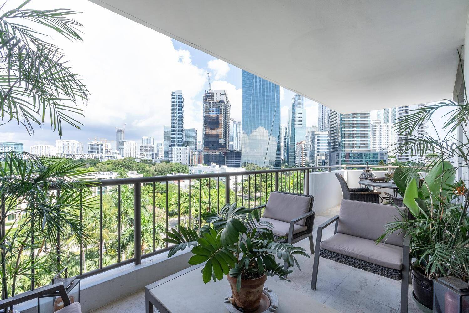 Motivated owner ! ! ! Gorgeous, fully furnished or Unfurnished, apartment for lease, views of the Bay and Downtown Brickell, must see this unit, large balconies, this is turn key, ...