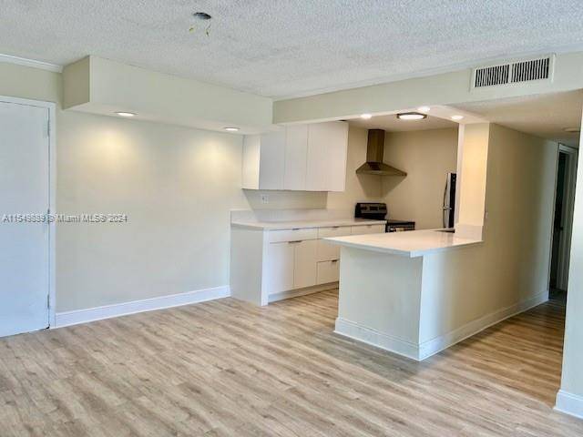 Great 2 2 apartment with open update kitchen, wood alike vinyl floors and 2 fulls bathrooms.
