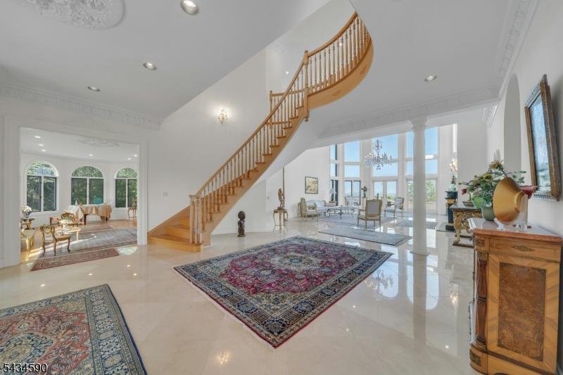 Sweeping staircase