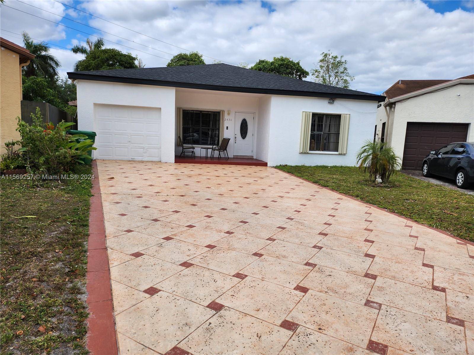 Beautiful Single Family House with 4 bedrooms and 3 bathrooms, one of the rooms has an independent entrance, new roof, large backyard with mango and avocado trees, Large driveway for ...