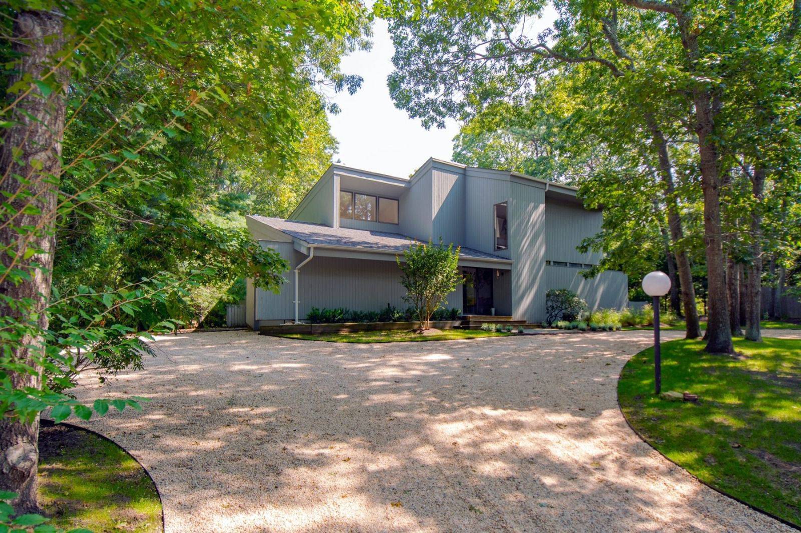 Bright Contemporary Home just minutes from EH Village!
