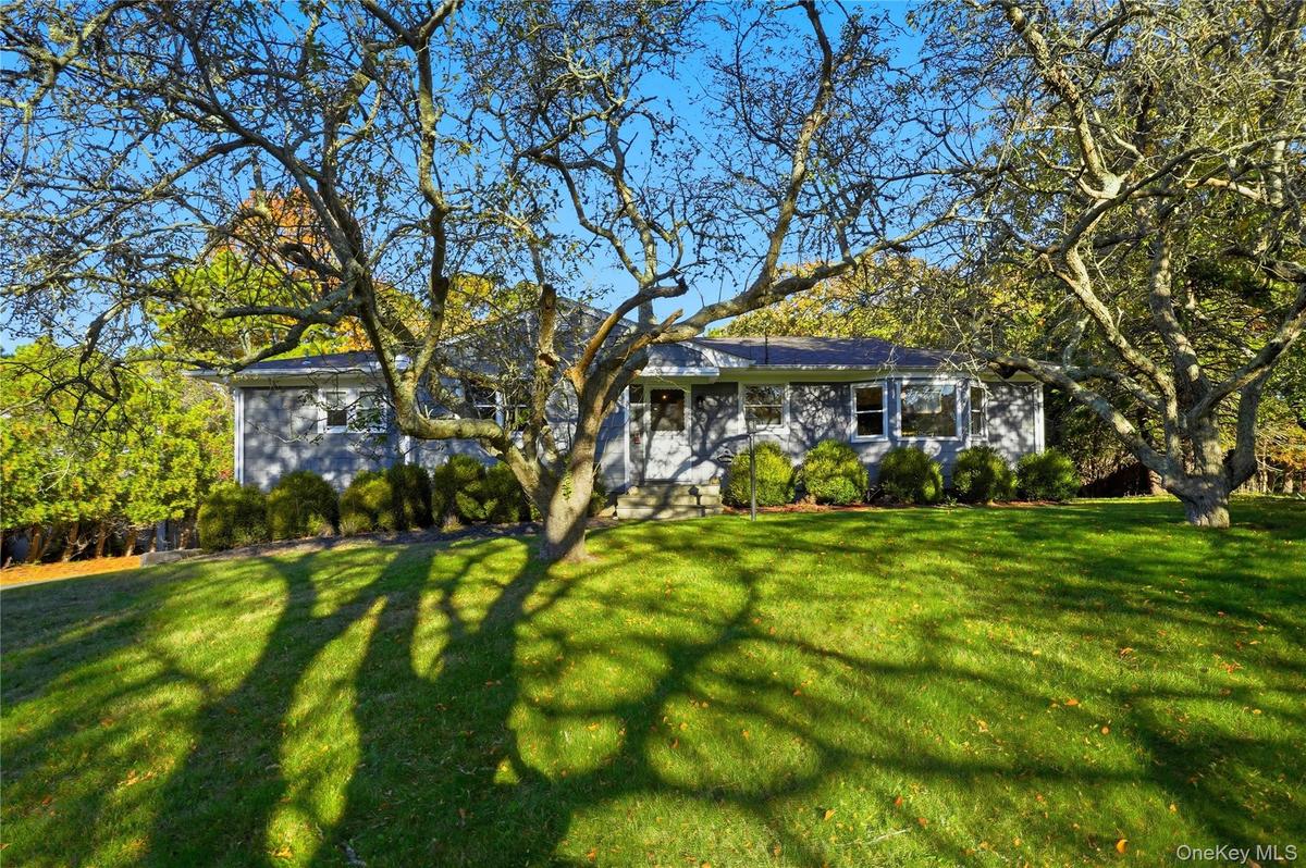 View of front of house featuring a front lawn