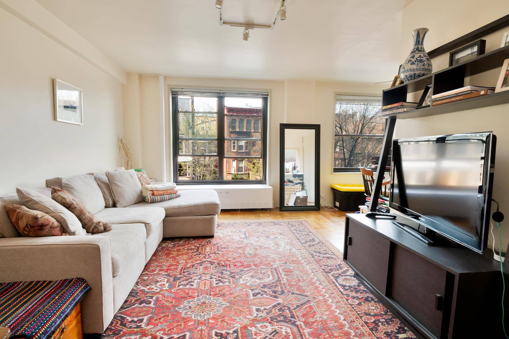 Phenomenal opportunity to own a one bedroom apartment in popular Clinton Hill.