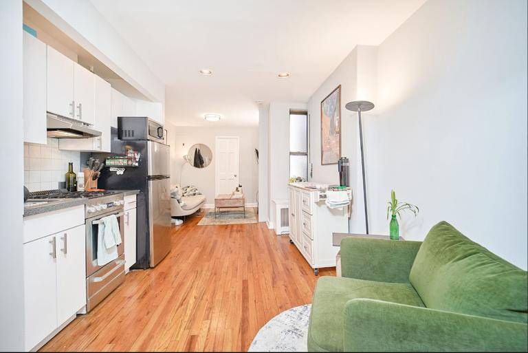 Beautiful 1 Bedroom in the heart of Lenox Hill !