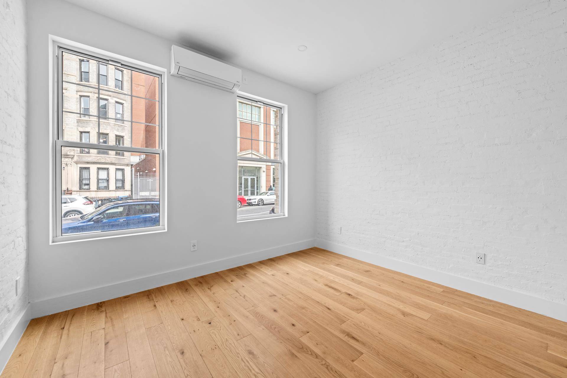 Looking for a beautifully renovated duplex with plenty of space and modern finishes ?