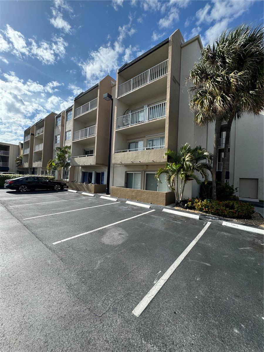 Beautiful 2 bedrooms 2 bathroom newly Remodeled with great amenities easy access to highways schools parks and other attractions close to Dadeland mall and other shopping areas.