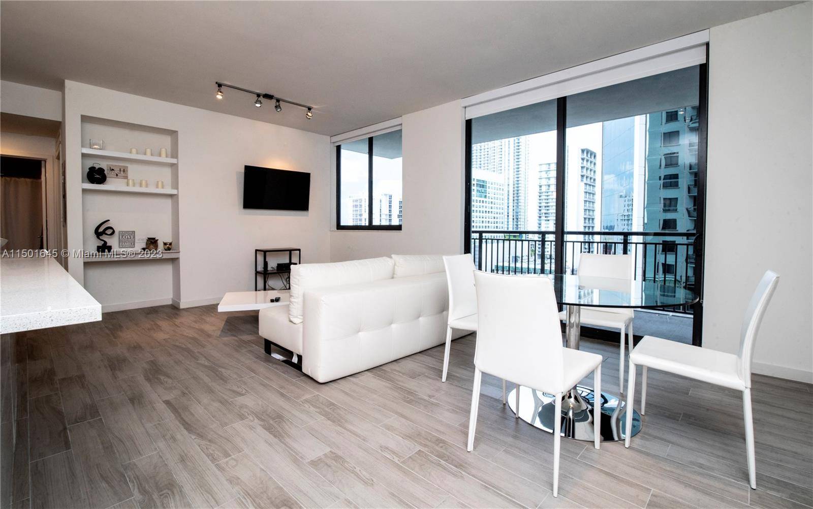 Beautiful and Modern 2 bedroom 2 bathroom Apartment in the heart of Brickell.
