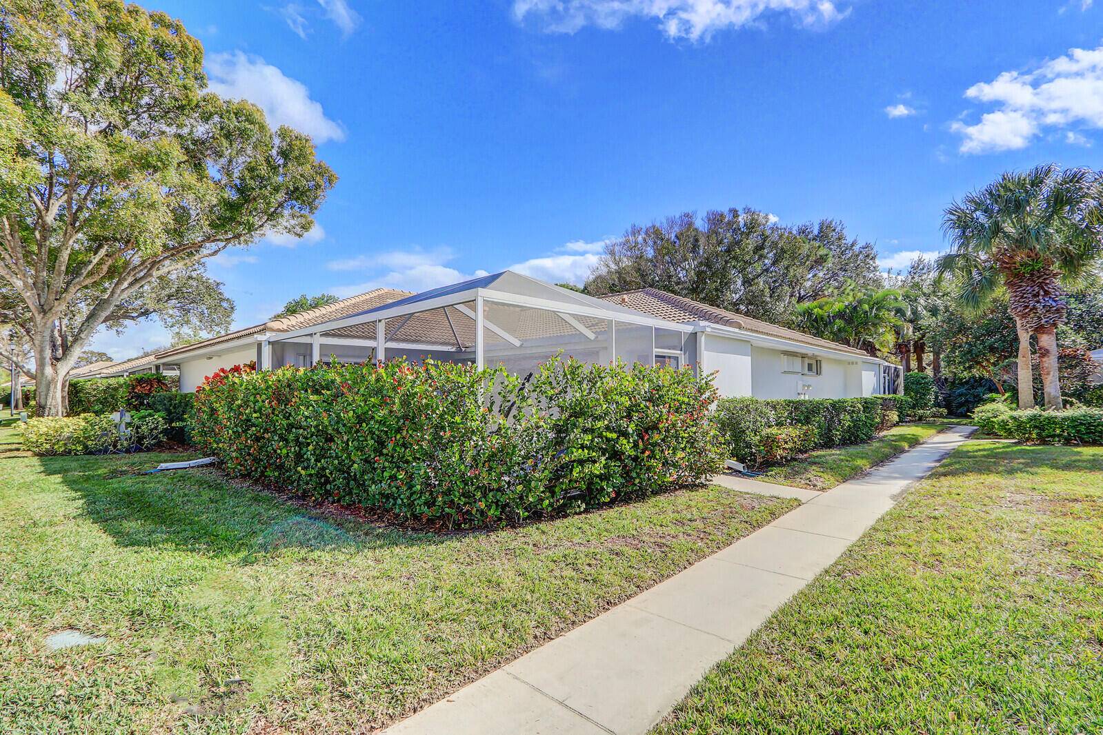 Welcome to your charming one story villa nestled in the heart of Palm Beach Gardens !