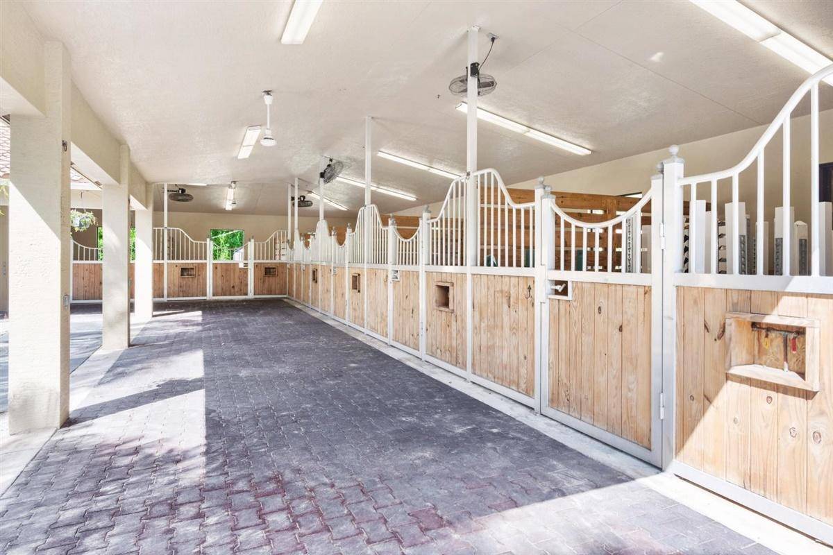 Charming equestrian property located on a quiet loop in Saddle Trail Park !