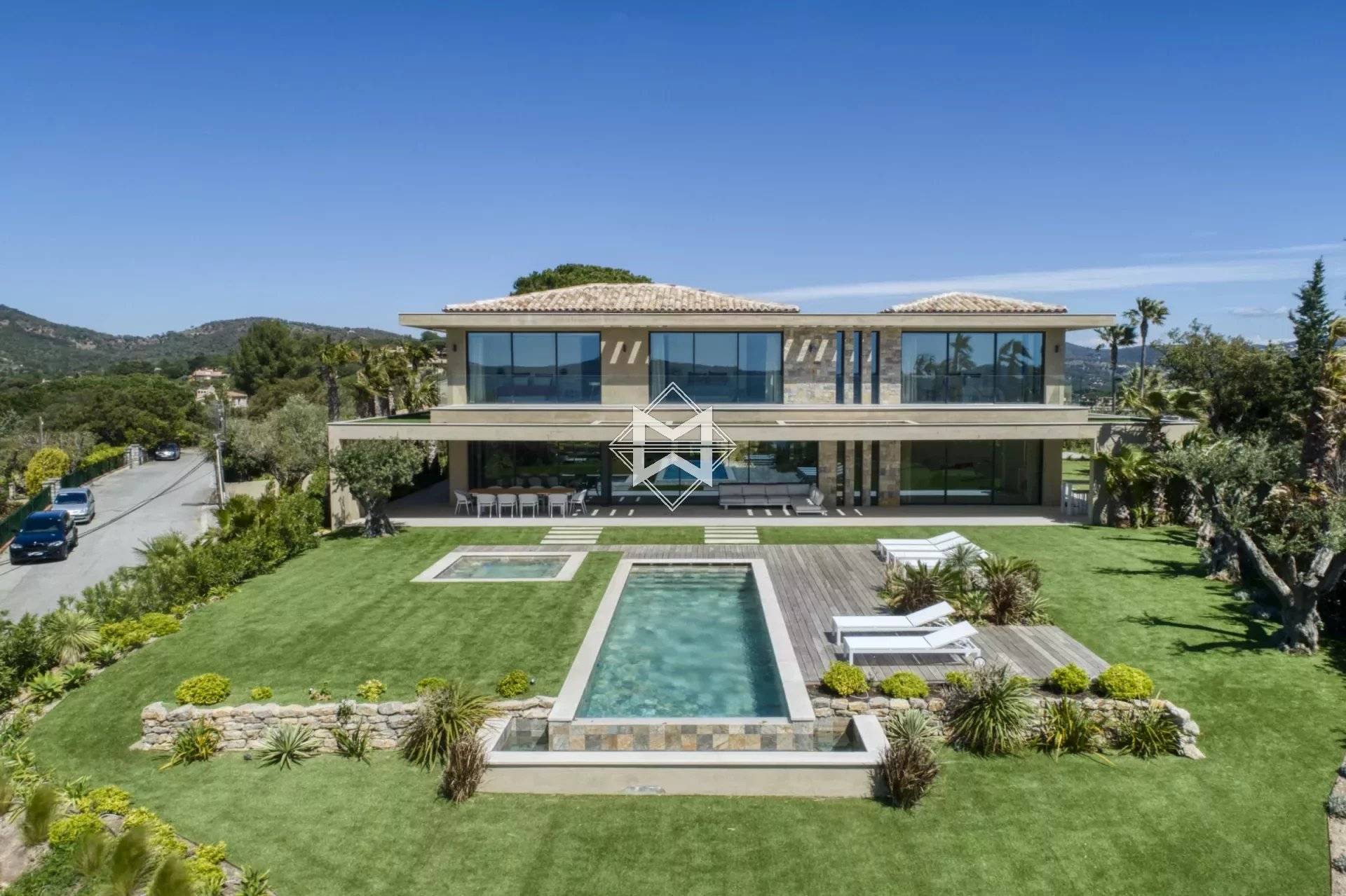 Splendid contemporary villa with sea view