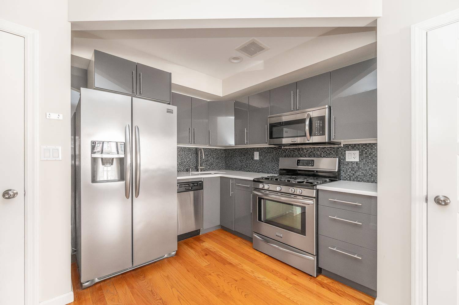 AVAILABLE JULY 1ST 2024NEED 24hrs NOTICE TO SHOWBeautiful 1BR 1BA apartment in a 9 years young building in the heart of Astoria, Queens just off the 30th Avenue N amp ...