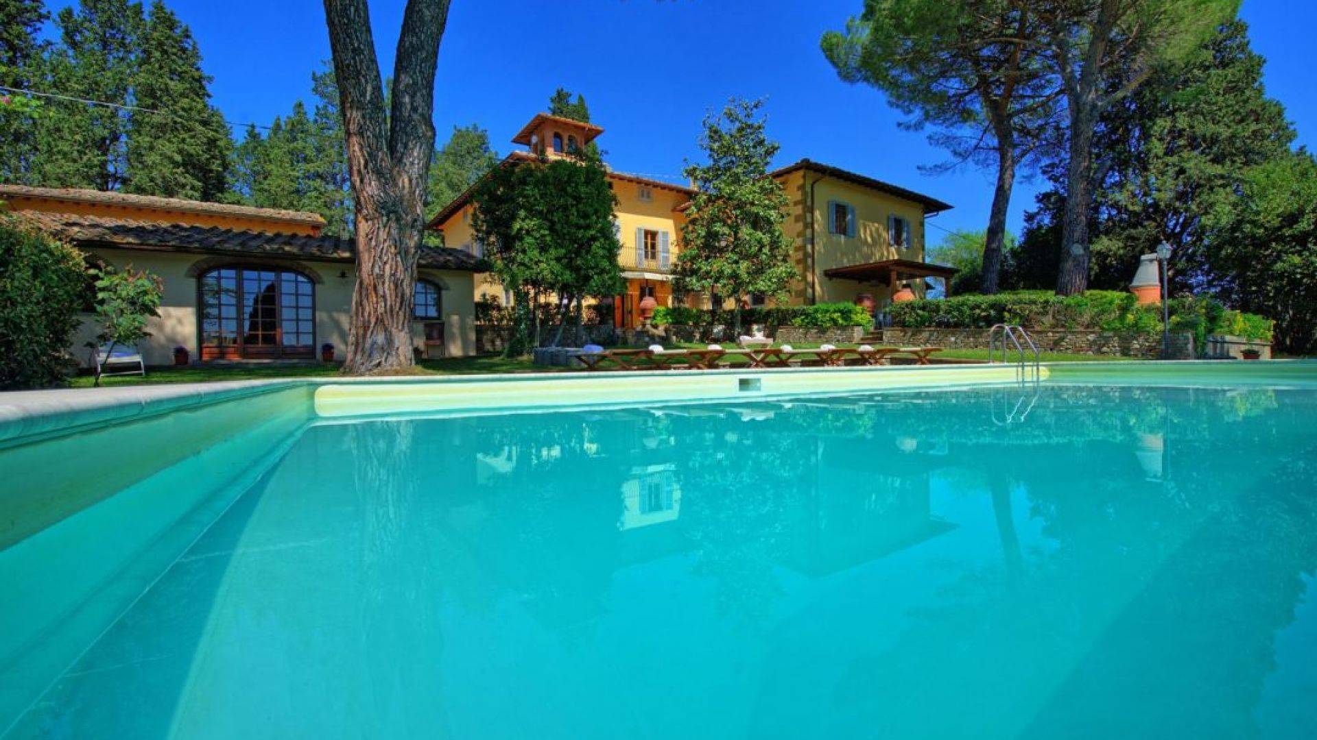 This luxury, 17th century villa is for sale with annexes, chapel, swimming pool and land in Chianti, a few kilometres from Barberino Val d’Elsa.