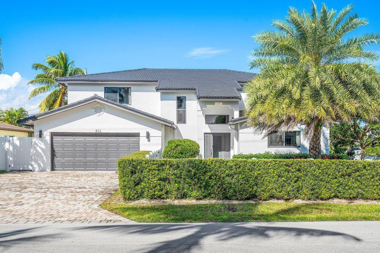 Welcome to this stunning seaside home, ideally positioned just steps away from the pristine beaches of Boca Raton.